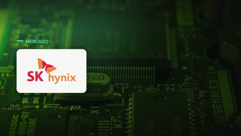 Logo oficial da SK hynix sobre foto de chips e semicondutores, capa da notícia: SK Hynix busca IPO recorde de US$ 28 bilhões na Nasdaq apostando na escassez de memória pra IA