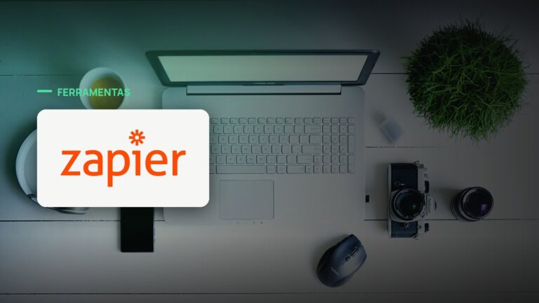 Logo oficial da Zapier sobre foto de ambiente de trabalho, capa da notícia: Zapier lança ranking independente pra medir se IA realmente automatiza tarefas de negócio