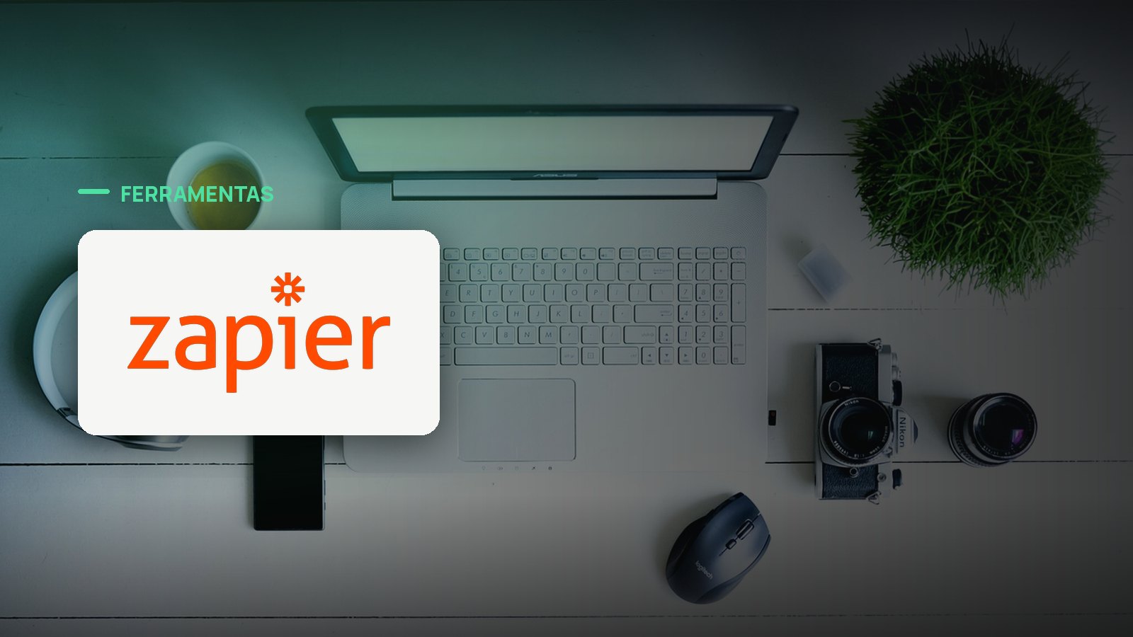 Logo oficial da Zapier sobre foto de ambiente de trabalho, capa da notícia: Zapier lança ranking independente pra medir se IA realmente automatiza tarefas de negócio