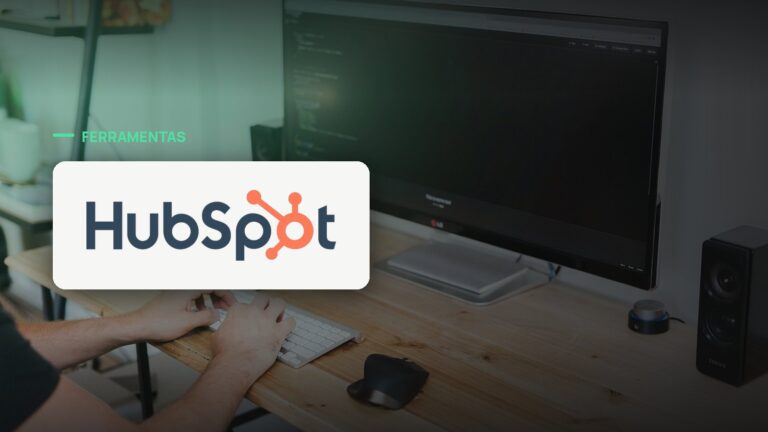 Logo oficial da HubSpot sobre foto de código e desenvolvimento, capa da notícia: HubSpot lança Agent Hub e Agent Builder para criar agentes de IA sem código