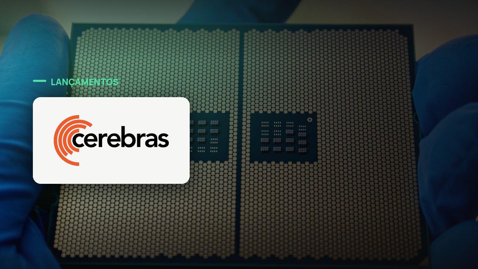 Logo oficial da Cerebras sobre foto de chips e semicondutores, capa da notícia: Cerebras lança CS-4, sistema que promete até 30 vezes mais velocidade de inferência que GPUs